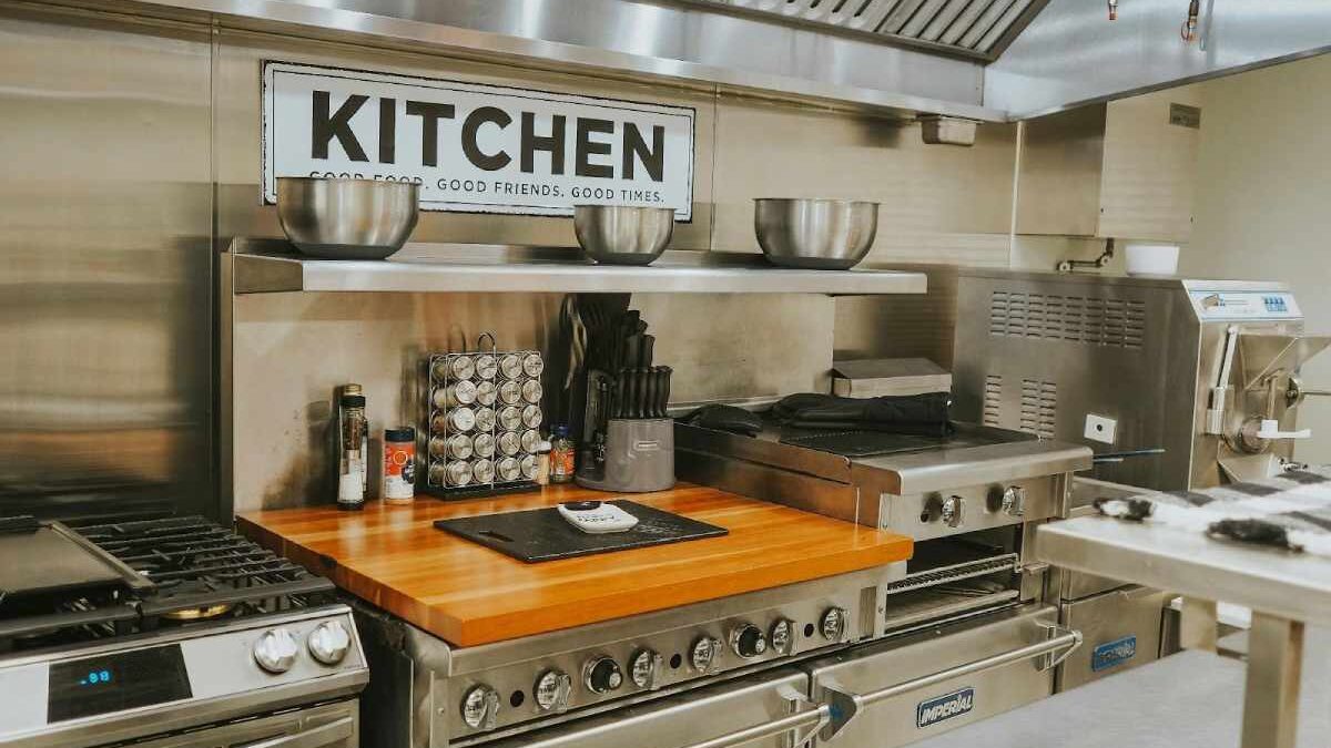 Recreating Vintage Vibes in Modern Kitchens