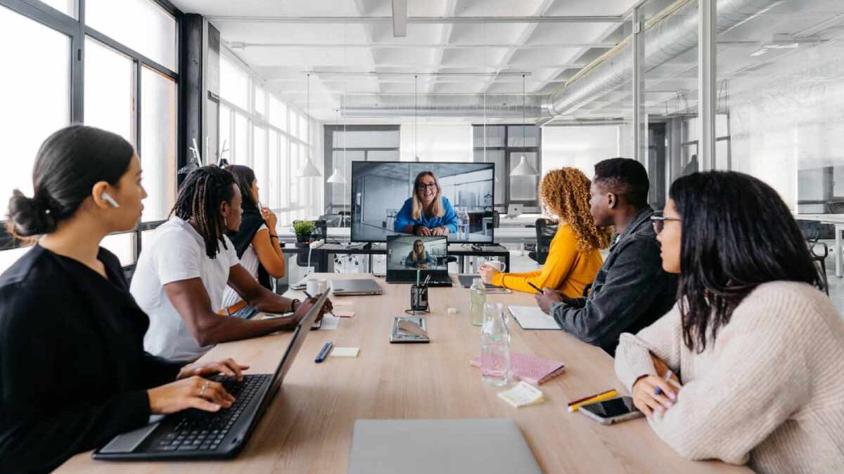 Charisma Communication Skills: The Complete Guide to Speaking with Influence